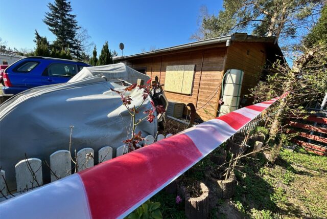 Ausgebranntes Blockhaus in der Marina Flaesheim