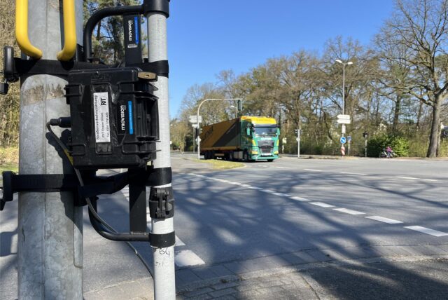 An einer Ampel ist eine Kamera installiert, die die Verkehrsströme misst.