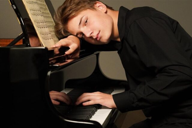 Andrii Zakhodyakin am Klavier