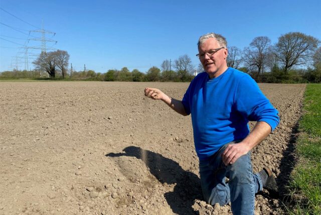 Bauer Dirk Feldhaus auf seinem Feld an der Hertener Straße