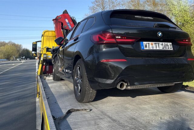 Das Auto des Fahrers aus Wuppertal musste nach dem Unfall abgeschleppt werden.