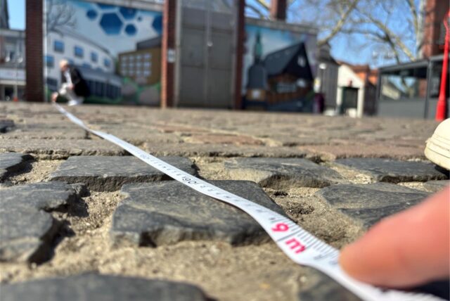 Ein Maßband liegt auf dem Neumarkt in Datteln.