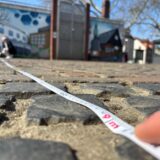 Ein Maßband liegt auf dem Neumarkt in Datteln.