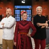 Christian Hümbs (Jury), Enie van de Meiklokjes (Moderatorin) und Bettina Schliephake-Burchardt (Jury) stehen in der Kulisse von „Das große Promibacken 2025“.