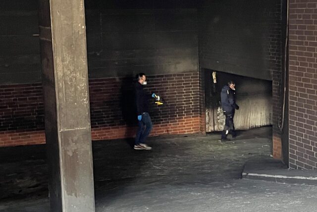 Brandermittler der Polizei untersuchen die Tiefgarage an der Rheinischen Straße in Dortmund, in der es am Dienstagabend (1.4.) gebrannt hat.