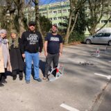 Vier Anwohner der Pommernstraße in Marl stehen vor einem abgesperrten Parkplatz.