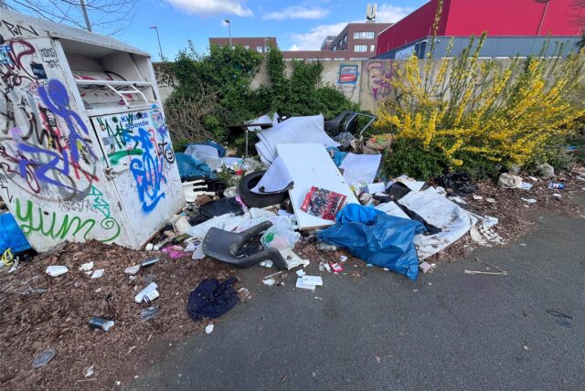 Müll liegt auf einem Parkplatz hinter dem Veranstaltungsort FZW und den Berufskollegs am Dortmunder U.