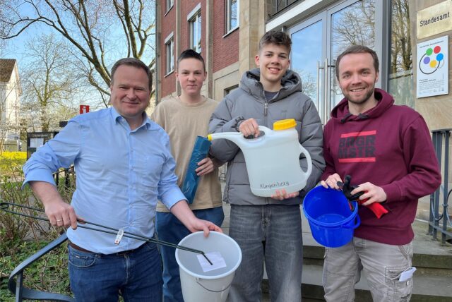 Lokale Prominenz beim Waltroper Besentag. V. l. n. r.: Frank Schwabe (Bundestagsabgeordneter), Drake Meinhardt (KiJuPa-Vorsitzender), Noah Piotrowski (Stellvertretender Vorsitzender) und Bürgermeister Marcel Mittelbach.