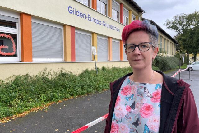 Linda Hertel-Wiechmann, Schulpflegschaftsvorsitzende der Gilden-Europaschule in Huckarde im Oktober 2024 vor dem Schulgebäude
