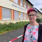 Linda Hertel-Wiechmann, Schulpflegschaftsvorsitzende der Gilden-Europaschule in Huckarde im Oktober 2024 vor dem Schulgebäude