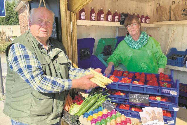 Alfons Hester und Verkäuferin Birgit Donadio am Spargel-Verkaufsstand.
