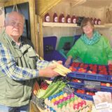 Alfons Hester und Verkäuferin Birgit Donadio am Spargel-Verkaufsstand.