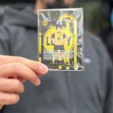 Person zeigt BVB One Piece Karte in die Kamera.