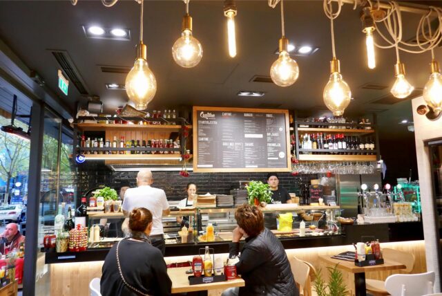 Ein Foto des Innenraums des griechisichen Restaurants Cantine Souvlaki Bar an der Kleppingstraße in der Dortmunder Innenstadt