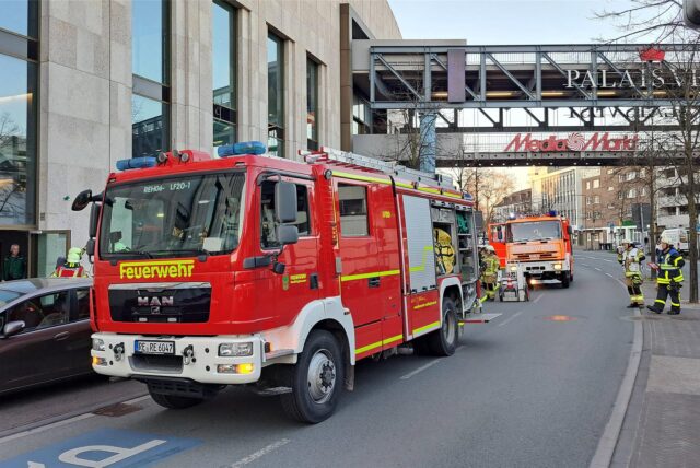 Einsatzfahrzeuge der Feuerwehr stehen auf dem Wallring in Höhe des Palais Vest in Recklinghausen.