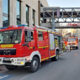 Einsatzfahrzeuge der Feuerwehr stehen auf dem Wallring in Höhe des Palais Vest in Recklinghausen.