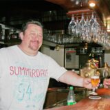 Wirt Stefan Altstadt reicht in seiner Kneipe „Linnertschänke“ ein Bier über den Tresen.
