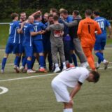 Hochlar feiert, Teutonia SuS Waltrop um Tom Dreier (weißes Trikot) ist enttäuscht: Im Hinspiel in Waltrop gewannen die Recklinghäuser trotz 0:2-Rückstand noch mit 3:2.