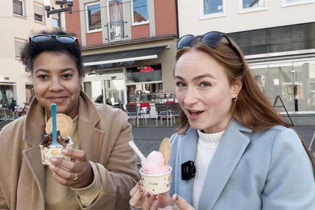 Reporterin Janina Preuß und Social-Media-Reporterin Selina Tiefenbach testen zwei Becher Eis im Eiscafé Michele.