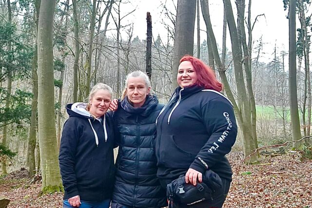 Die Ghosthunter Madlen Matthes, Sandra Schauer und Maria Reich stehen gemeinsam in einem Wald.