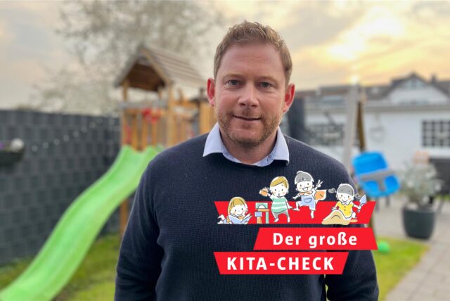 Ein Kita-Vater aus Dortmund steht in seinem Garten. Hinter ihm zu erkennen: eine Rutsche und eine Schaukel.