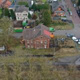 Am alten Gebäude des Bahnhofs Wulfen wird gearbeitet.