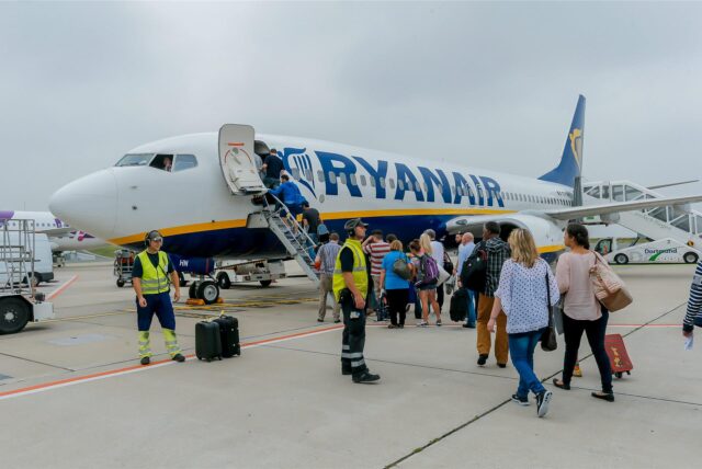 Ein Flugzeug der Airline Ryanair steht auf der Bahn des Dortmunder Flughafens.