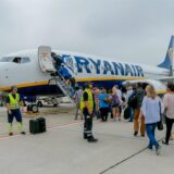 Ein Flugzeug der Airline Ryanair steht auf der Bahn des Dortmunder Flughafens.