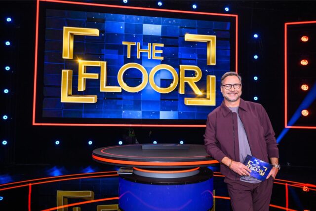 Moderator Matthias Opdenhövel steht im Studio der Sat.1-Quiz-Show „The Floor“.