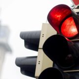 Eine rote Ampel leuchtet an einer Kreuzung im Stadtgebiet