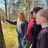 Mädchen markieren in der Hohen Mark in Dorsten einen Baum