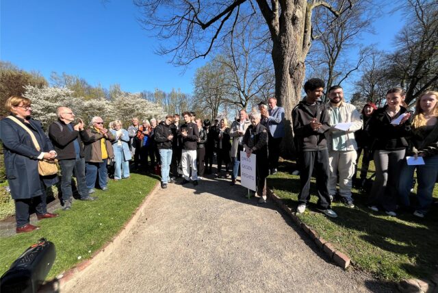 Menschen stehen auf dem Friedhof in Waltrop