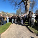 Menschen stehen auf dem Friedhof in Waltrop