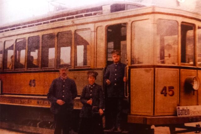 Historisches Bild von einer Straßenbahn.