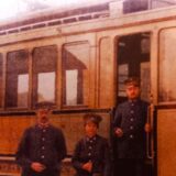 Historisches Bild von einer Straßenbahn.