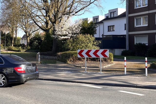 Neue Leitbake mit rotweißen Richtungspfeilen an der Hertener Straße, Westerholt-Mitte.