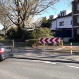 Neue Leitbake mit rotweißen Richtungspfeilen an der Hertener Straße, Westerholt-Mitte.