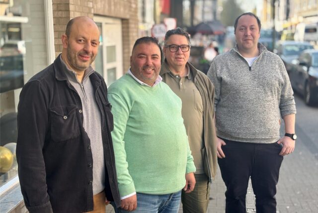 Khalid Fariad (links), Adil Tamouh, Armin Fiolka und Andy Pörschke vom Bürgerverein „Unser Habinghorst“ stehen vor dem Stadtteilbüro an der Lange Straße.