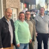 Khalid Fariad (links), Adil Tamouh, Armin Fiolka und Andy Pörschke vom Bürgerverein „Unser Habinghorst“ stehen vor dem Stadtteilbüro an der Lange Straße.