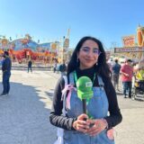 RZ-Reporterin Rosi Azam steht mit Mikrofon auf der Palmkirmes in Recklinghausen.