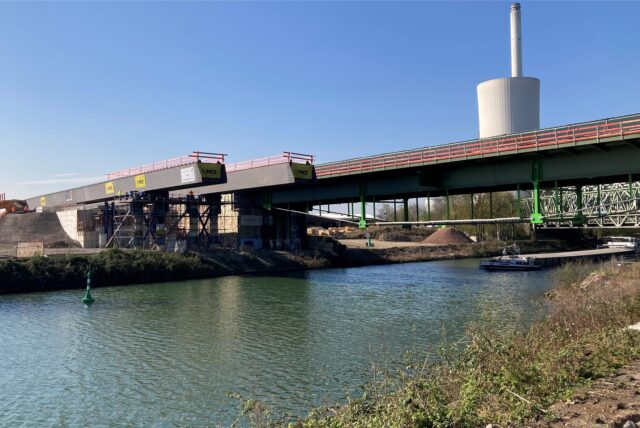 Die Stahlteile der Brücke werden langsam über den Rhein-Herne-Kanal vorgeschoben.