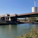 Die Stahlteile der Brücke werden langsam über den Rhein-Herne-Kanal vorgeschoben.