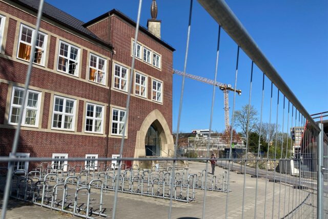 Das Städtische Gymnasium Herten hinter Bauzäunen.