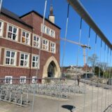Das Städtische Gymnasium Herten hinter Bauzäunen.