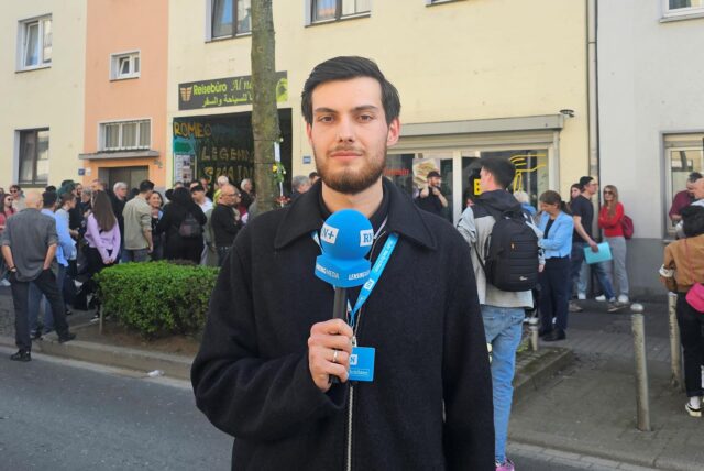 Julien März steht auf der Mallinckrodtstraße.