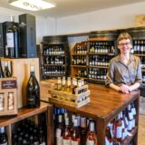 Ingeborg Molitor steht im Verkaufsraum ihrer Weinhandlung in Recklinghausen