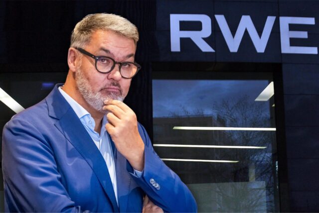 Thomas Westphal mit nachdenklichem Gesichtsausdruck vor einem RWE-Schriftzug