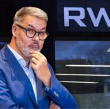 Thomas Westphal mit nachdenklichem Gesichtsausdruck vor einem RWE-Schriftzug