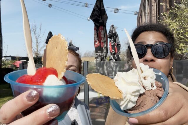 Im Eiscafé LaRiviera haben Selina Tiefenbach und Janina Preuß die Sorten Schokoladen-Trüffel und Joghurt mit Erdbeerpüree getestet.