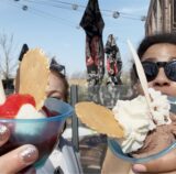 Im Eiscafé LaRiviera haben Selina Tiefenbach und Janina Preuß die Sorten Schokoladen-Trüffel und Joghurt mit Erdbeerpüree getestet.